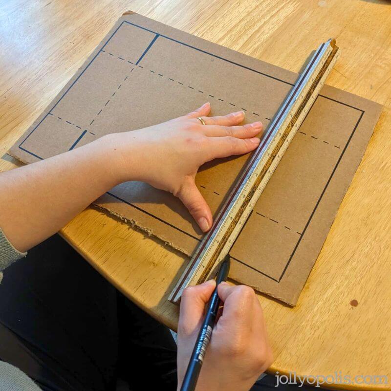 Drawing the template for the cardboard box base with a pen