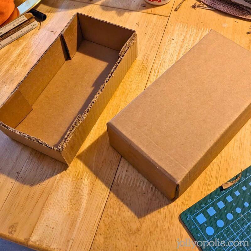 Base and lid of the cardboard box